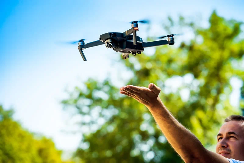 Un dron volando hot sale